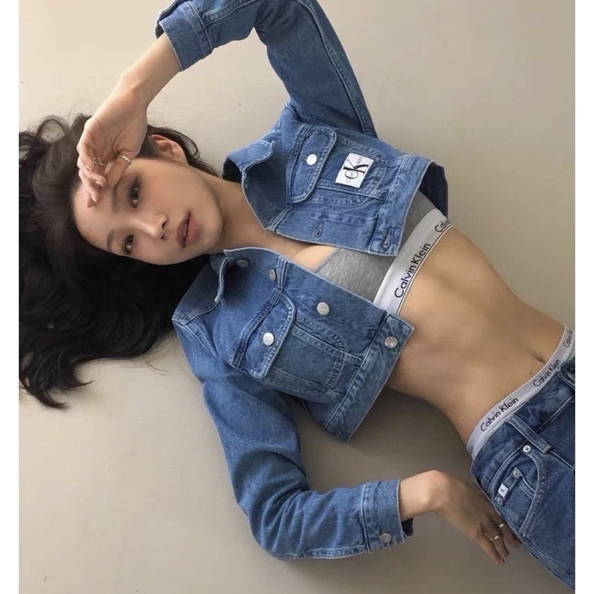 ז'קט ג'ינס שרוול ארוך גזרה קצרה קלווין קליין CK לנשים – תמונה 2