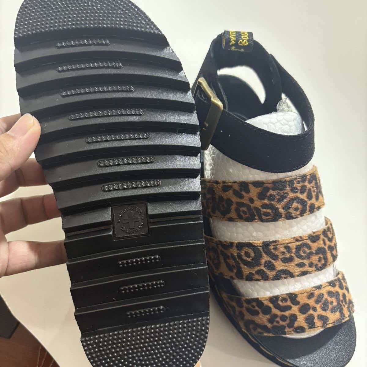 סנדלי נשים שטוחות מנומרות דר מרטינס DR.MARTENS – תמונה 6