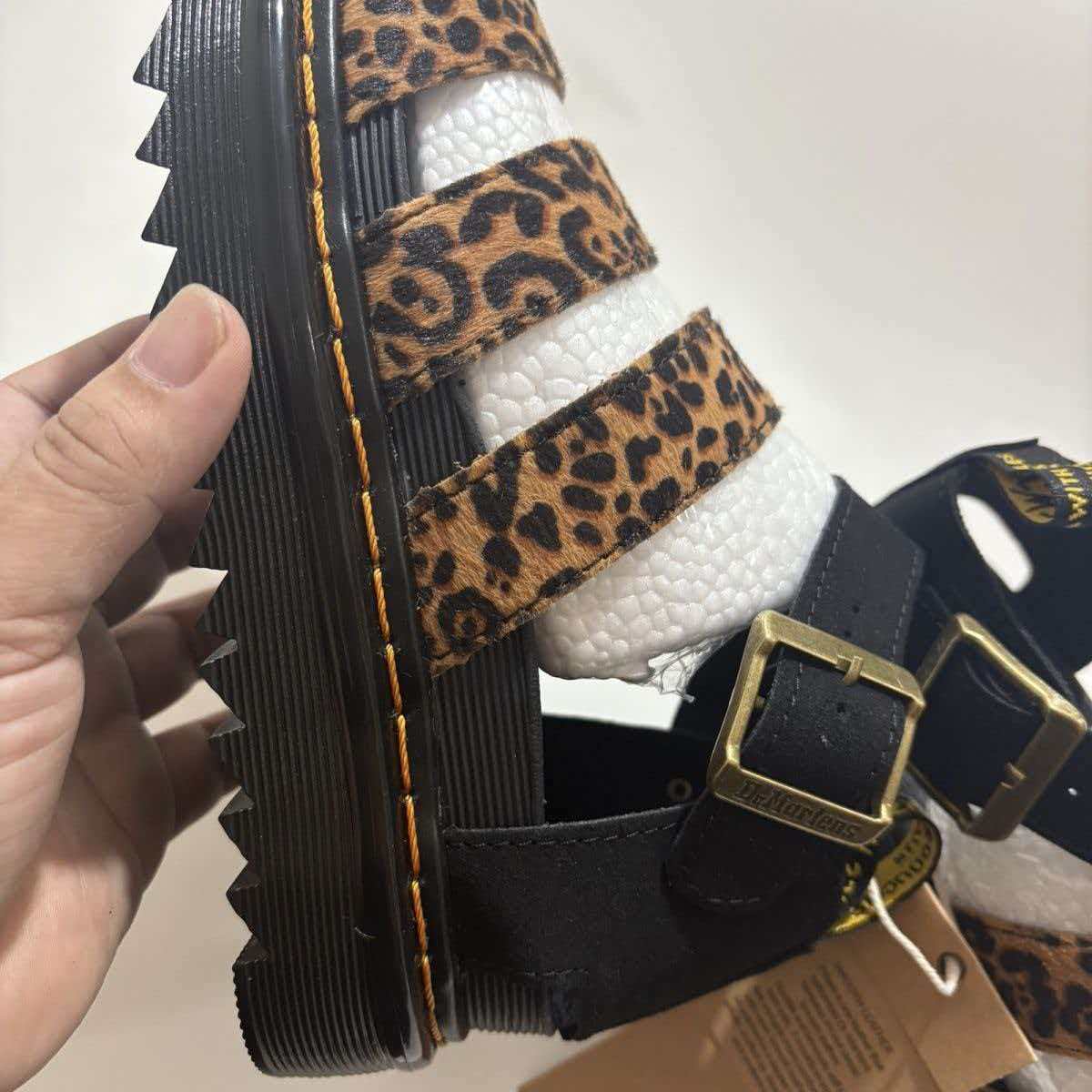 סנדלי נשים שטוחות מנומרות דר מרטינס DR.MARTENS – תמונה 5
