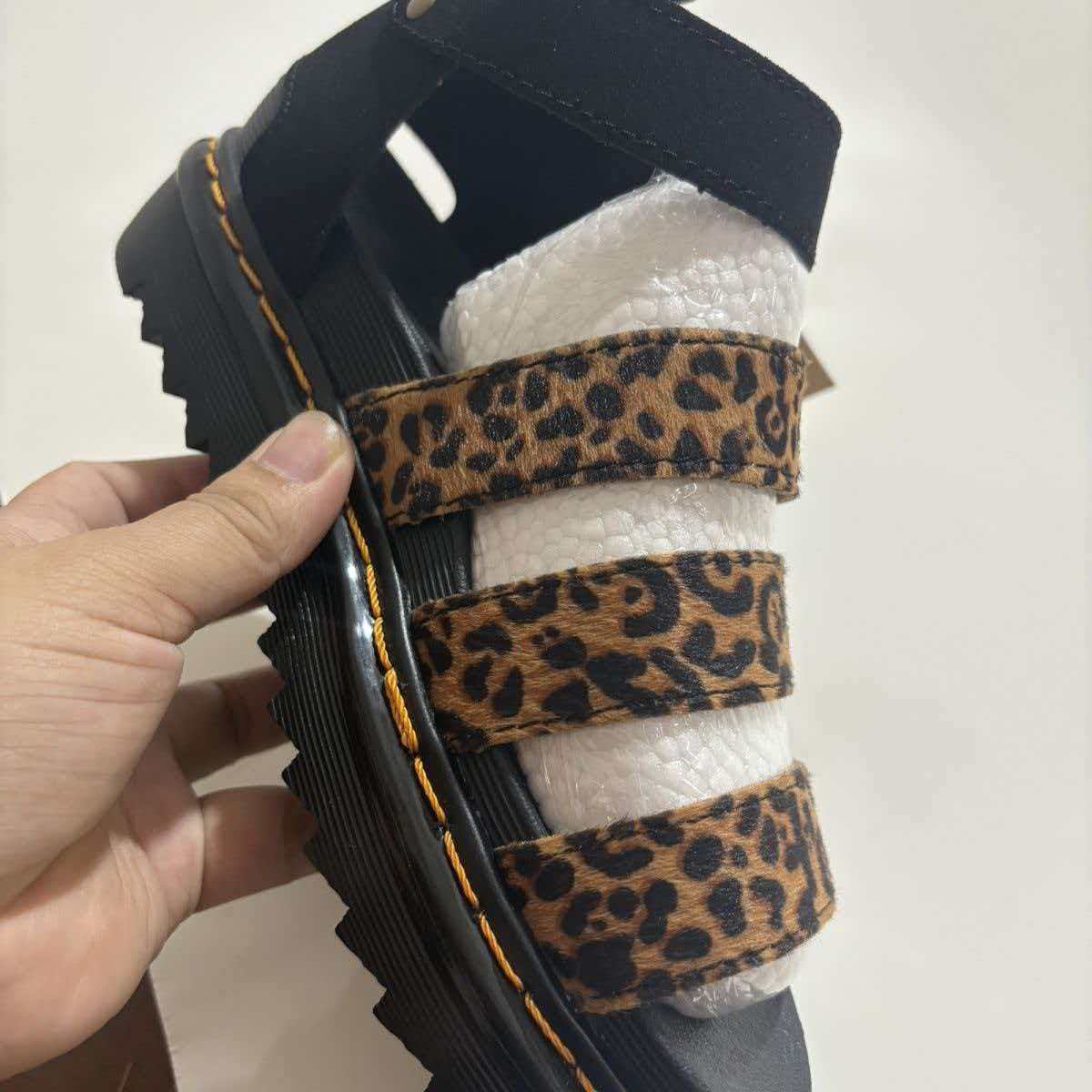 סנדלי נשים שטוחות מנומרות דר מרטינס DR.MARTENS סנדלי נשים שטוחות מנומרות דר מרטינס DR.MARTENS