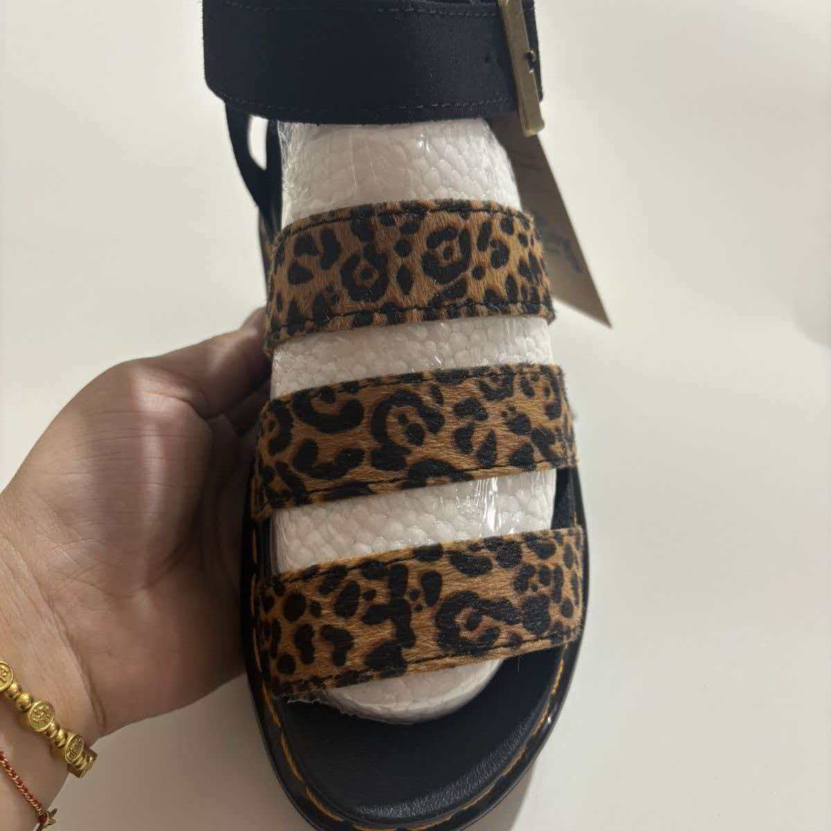 סנדלי נשים שטוחות מנומרות דר מרטינס DR.MARTENS – תמונה 3