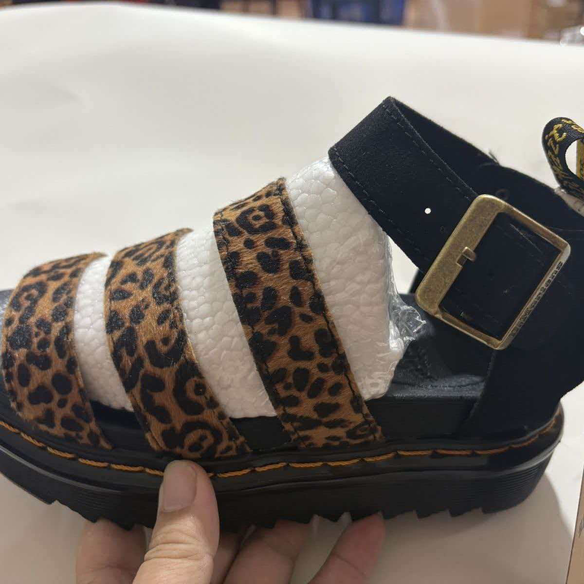 סנדלי נשים שטוחות מנומרות דר מרטינס DR.MARTENS – תמונה 2