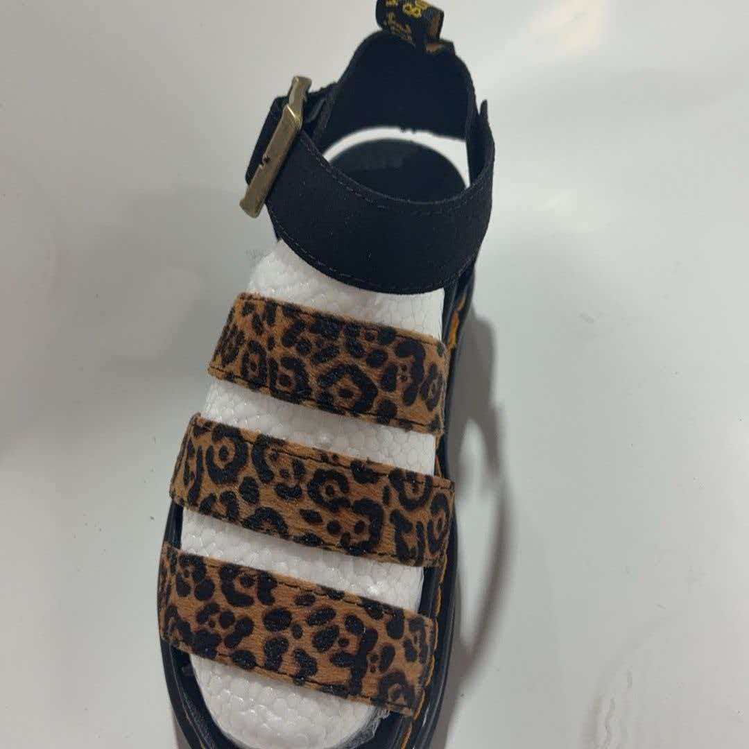 סנדלי נשים שטוחות מנומרות דר מרטינס DR.MARTENS – תמונה 4