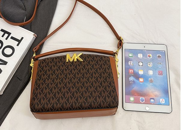תיק יד קטן מרובע מייקל קורס MICHAEL KORS לנשים – תמונה 12