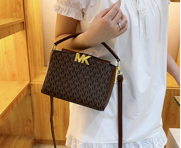 תיק יד קטן מרובע מייקל קורס MICHAEL KORS לנשים תיק יד קטן מרובע מייקל קורס MICHAEL KORS לנשים