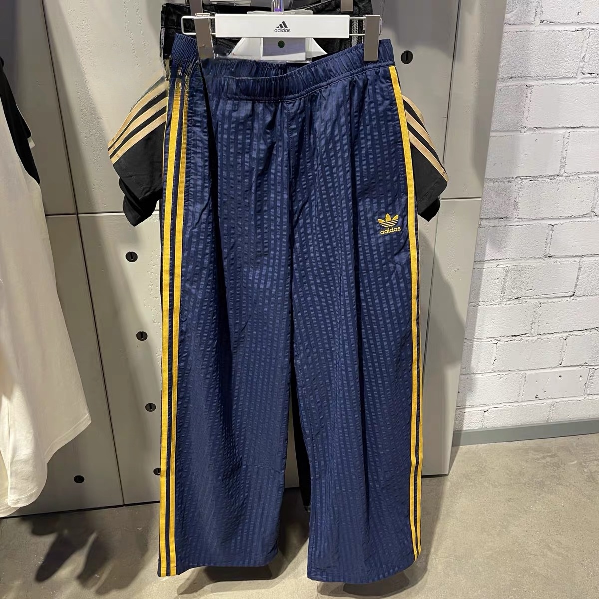מכנסי טרנינג לגברים של ADIDAS בגזרה רפויה – תמונה 12