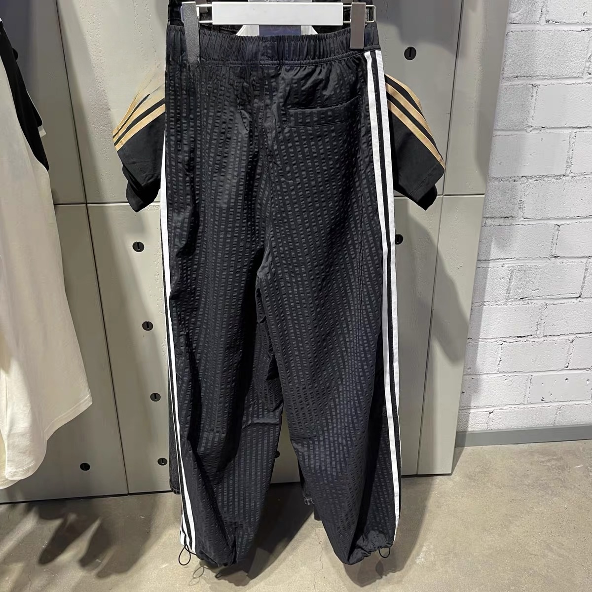 מכנסי טרנינג לגברים של ADIDAS בגזרה רפויה – תמונה 6