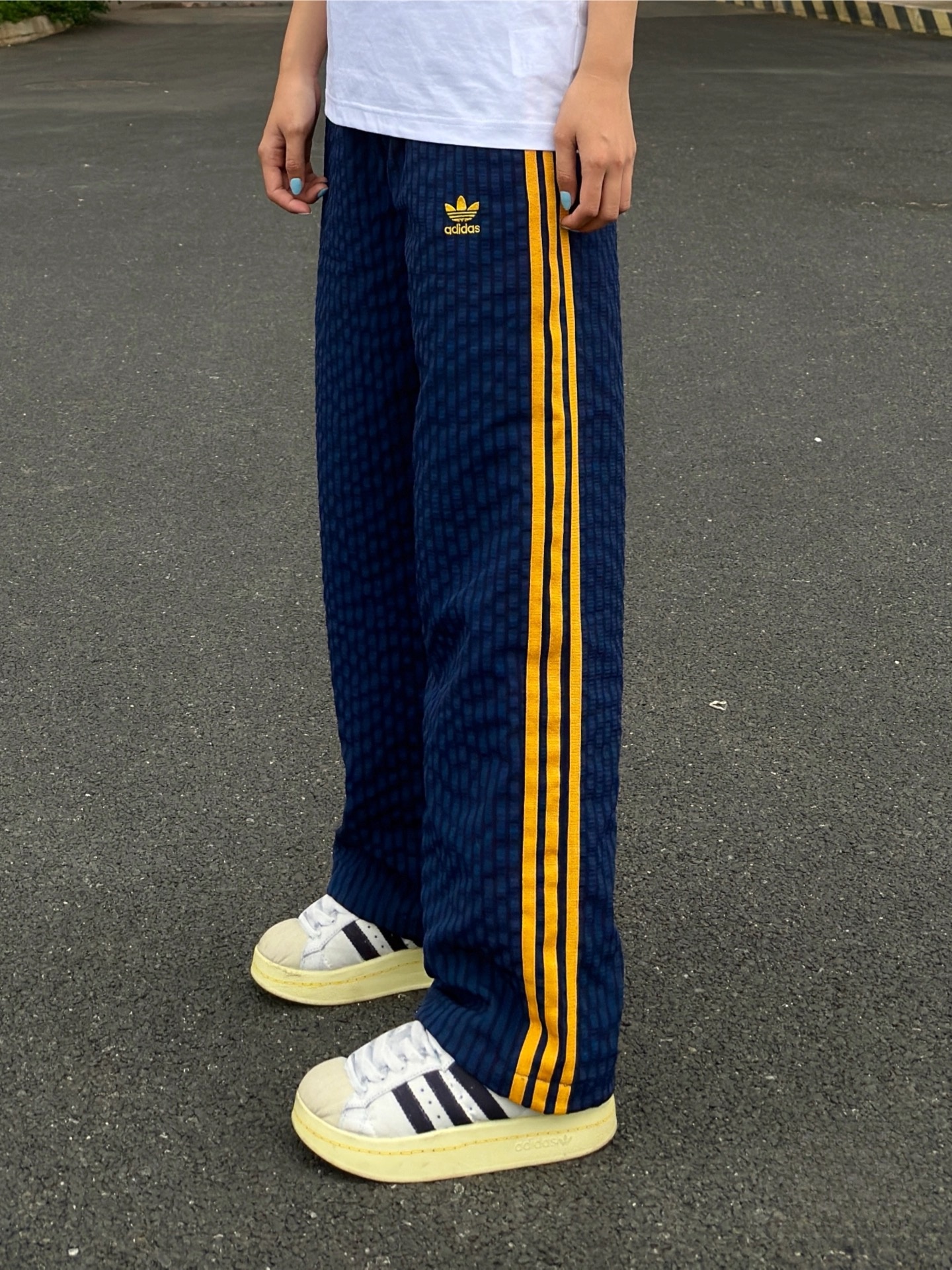 מכנסי טרנינג לגברים של ADIDAS בגזרה רפויה – תמונה 10