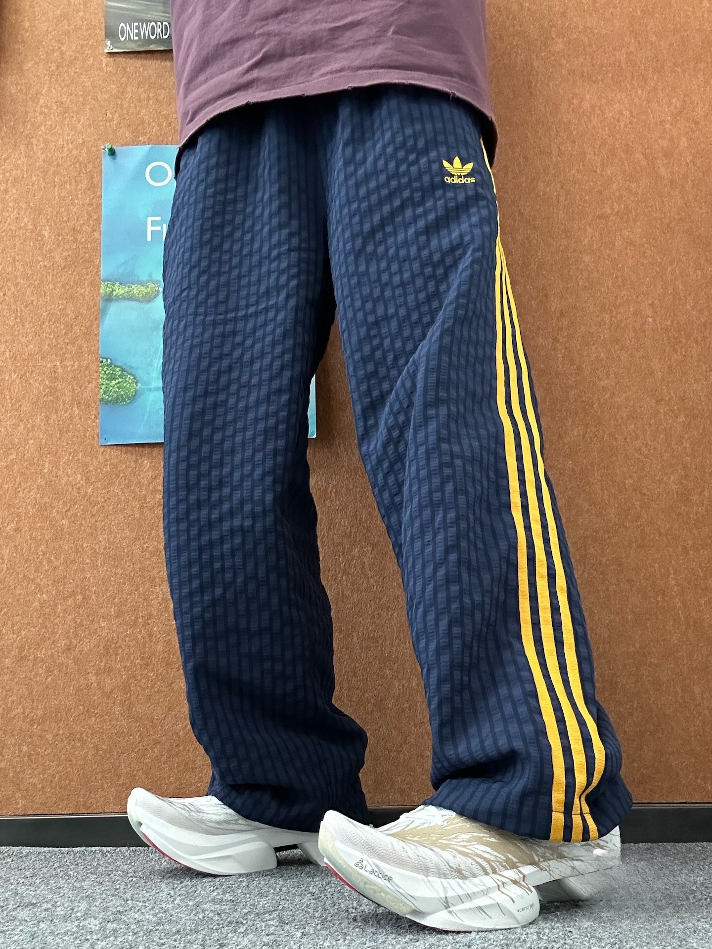 מכנסי טרנינג לגברים של ADIDAS בגזרה רפויה – תמונה 11