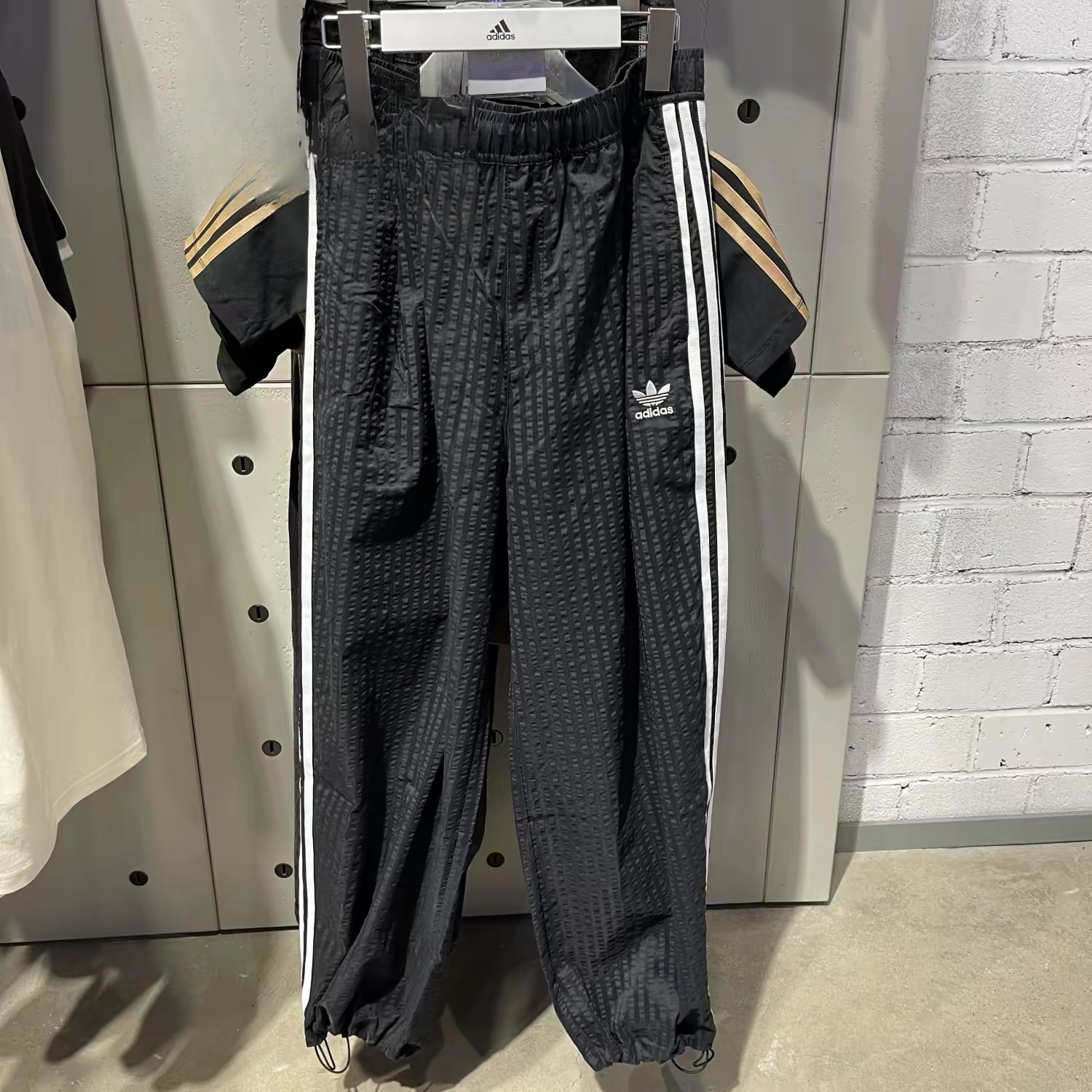 מכנסי טרנינג לגברים של ADIDAS בגזרה רפויה – תמונה 5