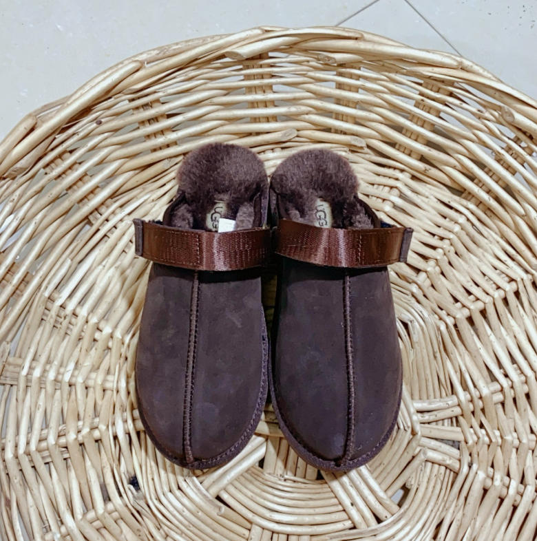 נעלי בית קלוג פרוותיות UGG עם רצועת עקב – תמונה 4