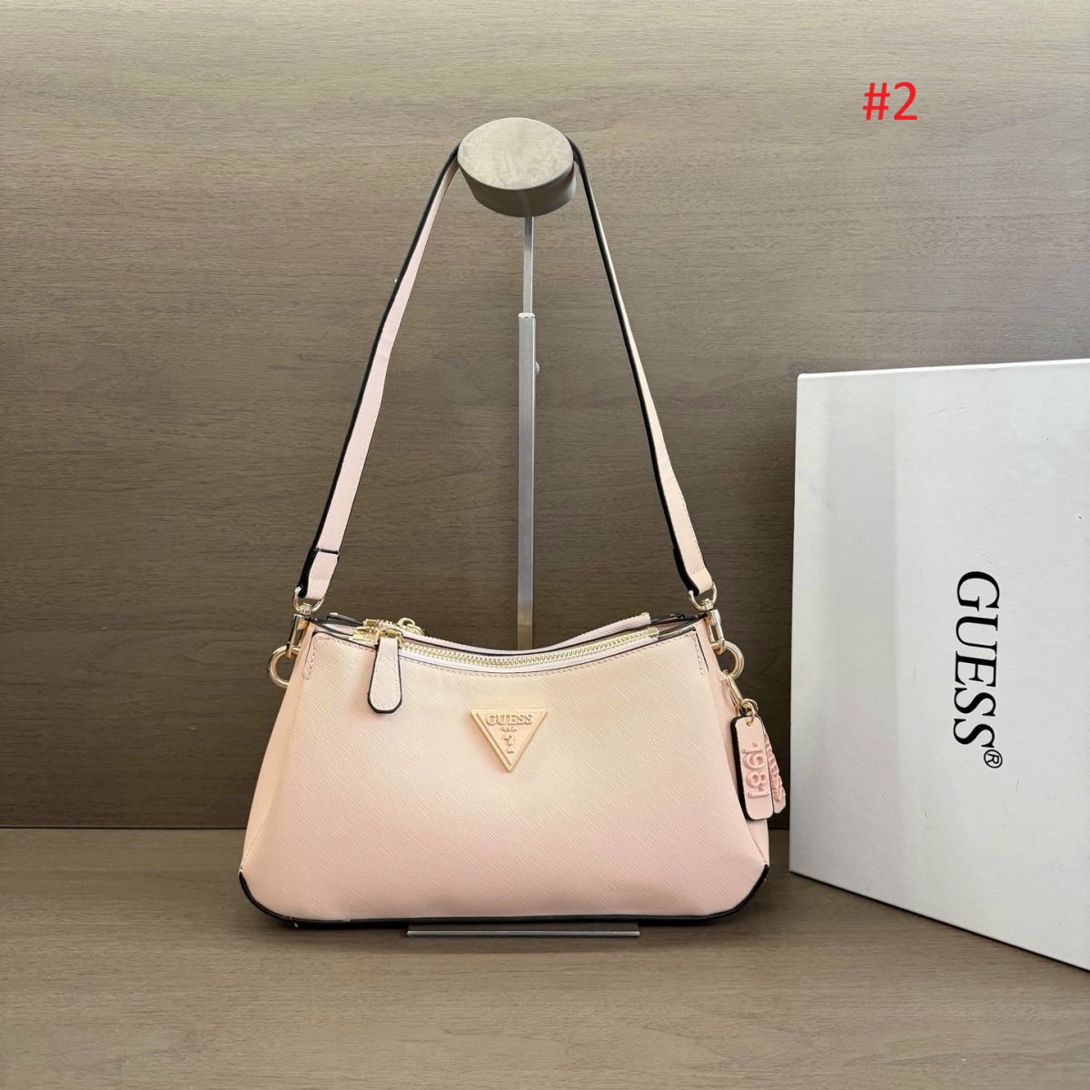 תיק כתף קטן לנשים GUESS עם שני תאי רוכסן – תמונה 3