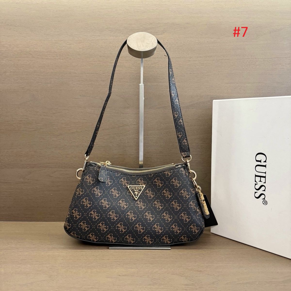 תיק כתף קטן לנשים GUESS עם שני תאי רוכסן – תמונה 8