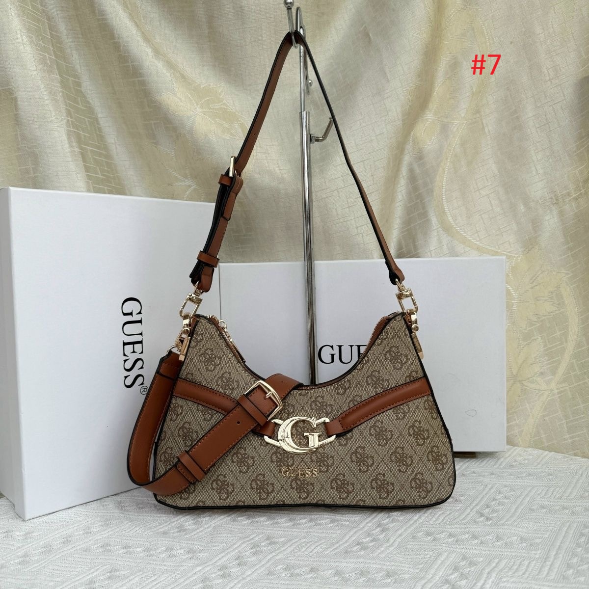 תיק כתף קטן ליומיום GUESS עם אבזם G – תמונה 8