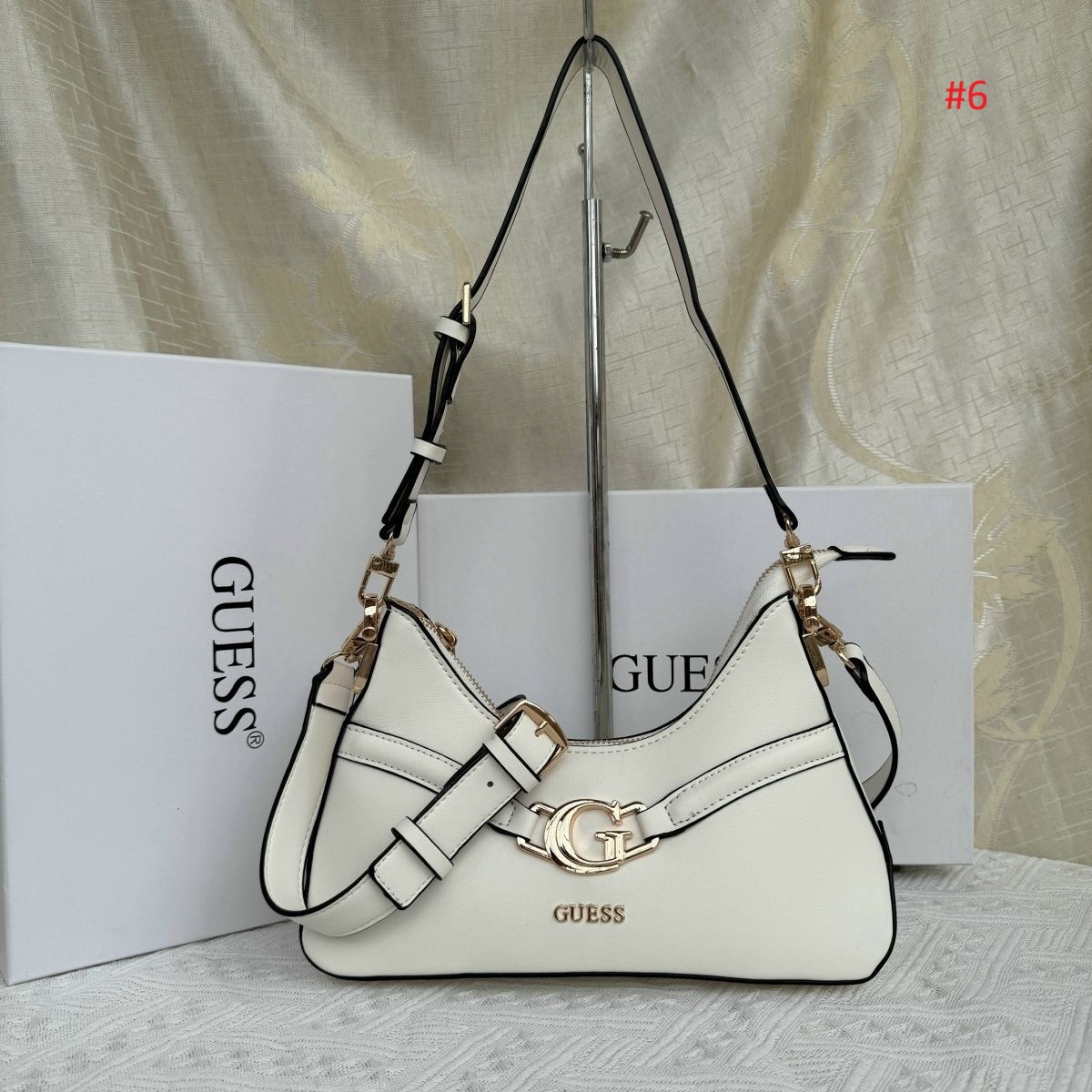 תיק כתף קטן ליומיום GUESS עם אבזם G – תמונה 7
