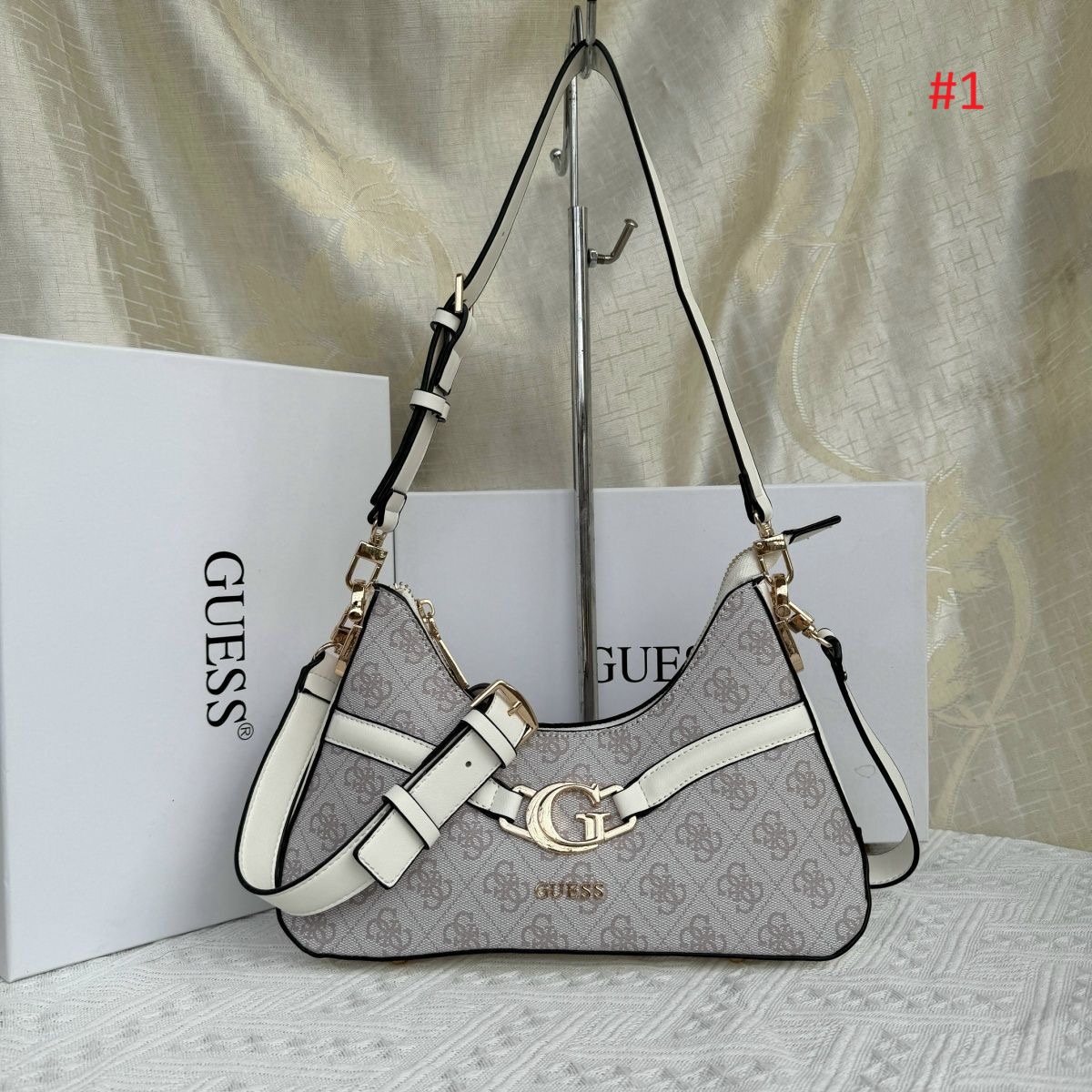 תיק כתף קטן ליומיום GUESS עם אבזם G – תמונה 2