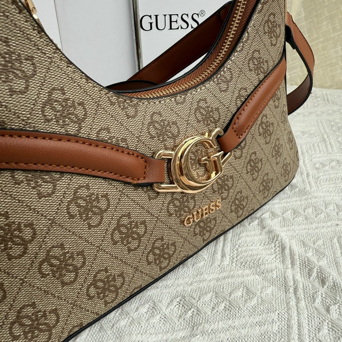 תיק כתף קטן ליומיום GUESS עם אבזם G – תמונה 9