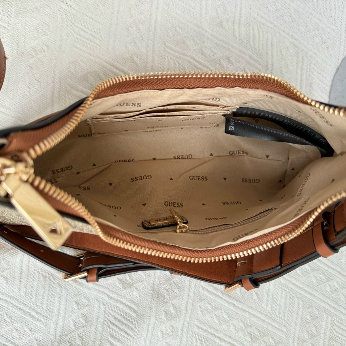 תיק כתף קטן ליומיום GUESS עם אבזם G – תמונה 11