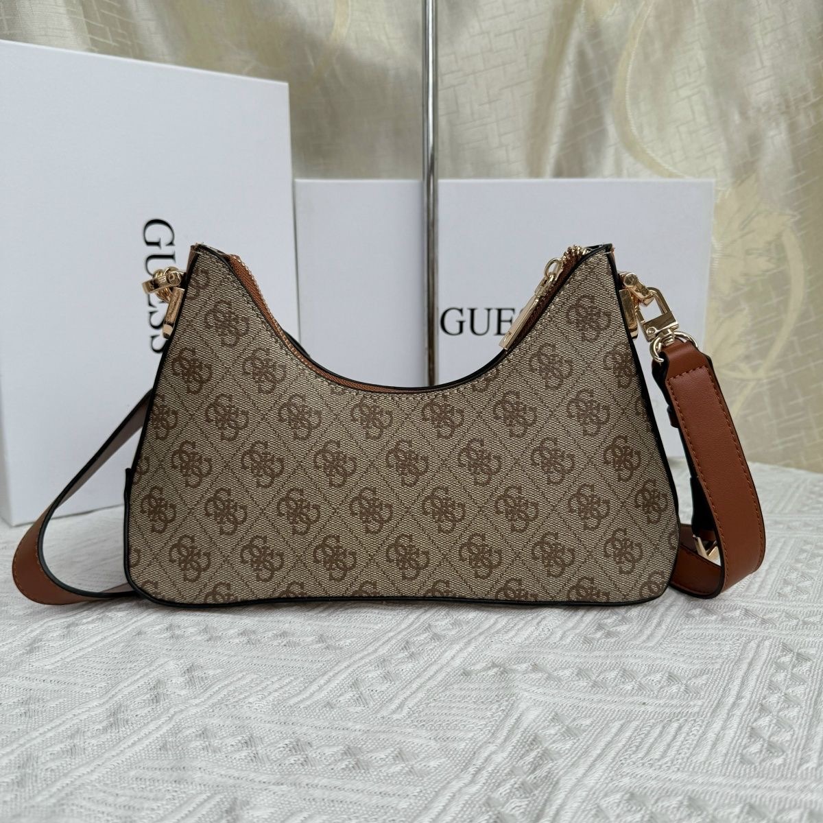 תיק כתף קטן ליומיום GUESS עם אבזם G – תמונה 10