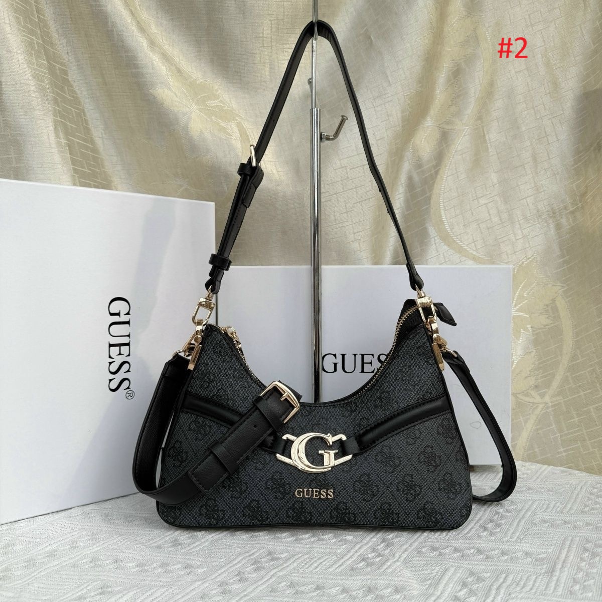 תיק כתף קטן ליומיום GUESS עם אבזם G – תמונה 3