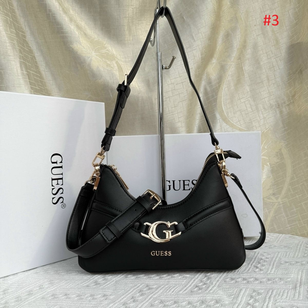 תיק כתף קטן ליומיום GUESS עם אבזם G – תמונה 4