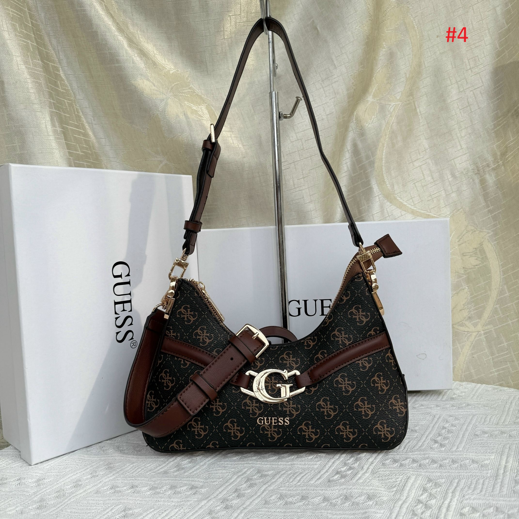 תיק כתף קטן ליומיום GUESS עם אבזם G – תמונה 5