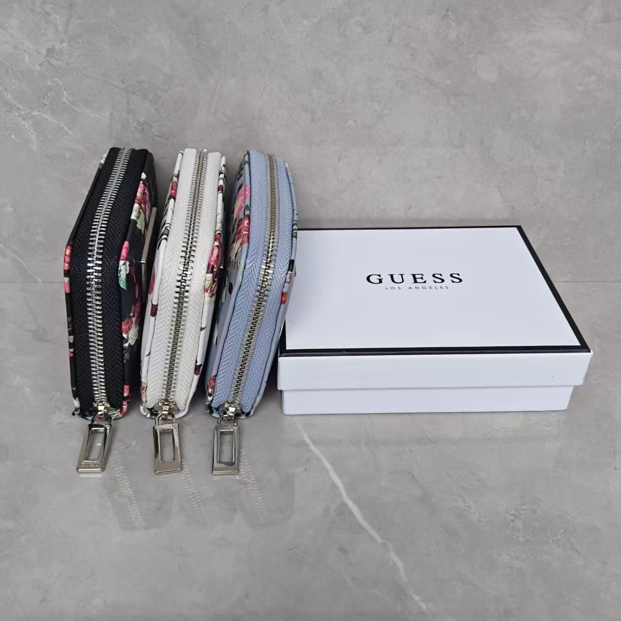 ארנק נשים קומפקטי עם רוכסן – GUESS פרחוני – תמונה 6