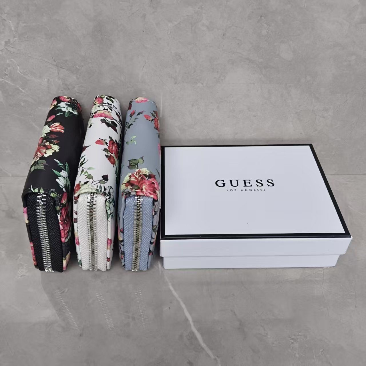 ארנק נשים קומפקטי עם רוכסן – GUESS פרחוני – תמונה 7