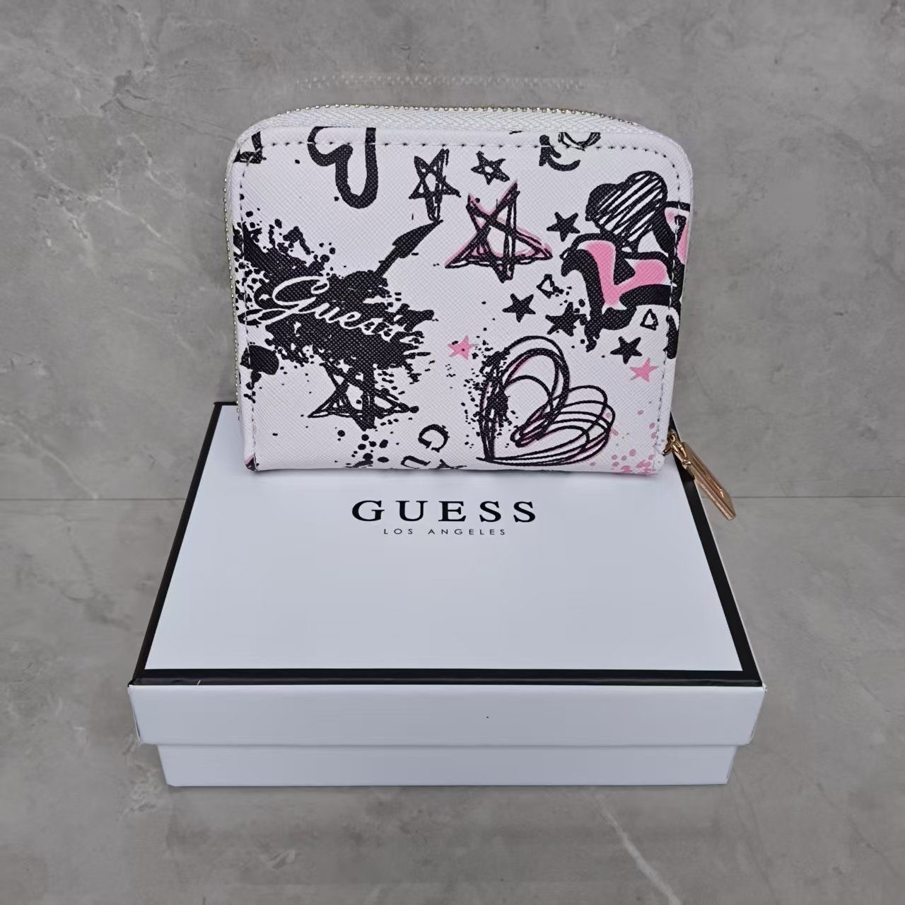 ארנק נשים קומפקטי עם רוכסן GUESS מודפס – תמונה 4