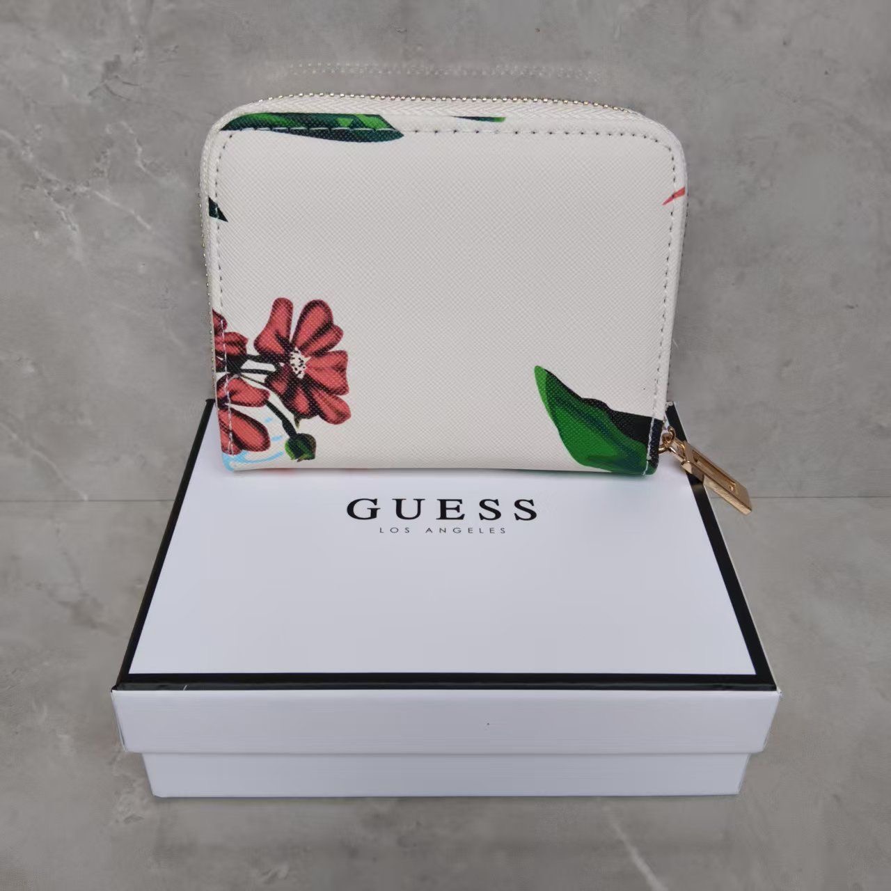 ארנק נשים קומפקטי עם רוכסן GUESS מודפס – תמונה 7