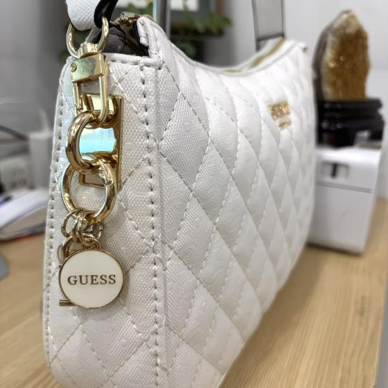 תיק צד לנשים עם ידית עליונה וקווילט GUESS – תמונה 3