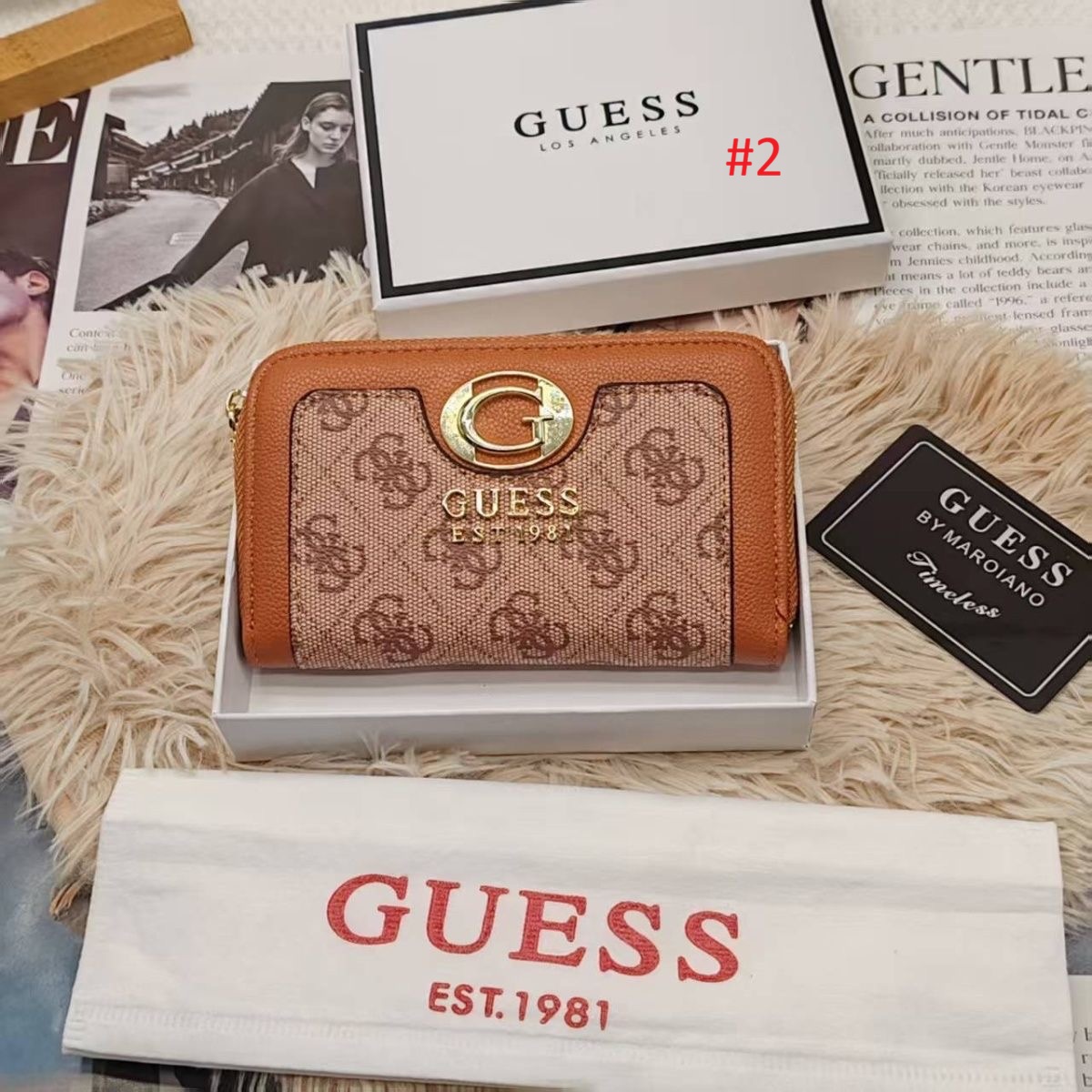 ארנק נשים קומפקטי עם רוכסן GUESS ולוגו זהב – תמונה 3