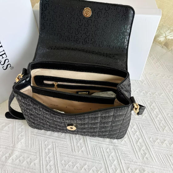תיק צד לנשים עם ידית עליונה וקווילט GUESS – תמונה 9