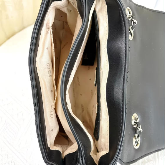 תיק צד לנשים עם ידית עליונה וקווילט GUESS – תמונה 10