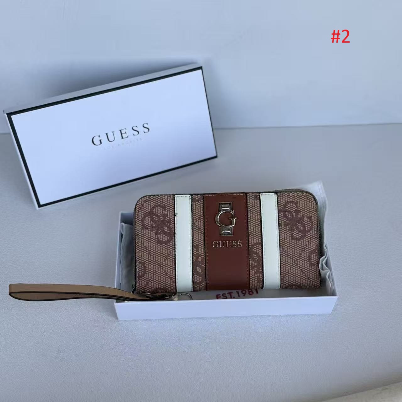 ארנק יד לנשים עם רוכסן סביב GUESS – תמונה 3