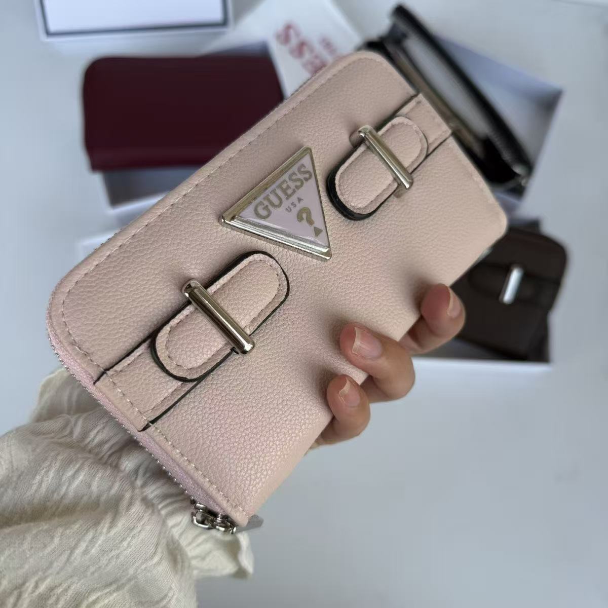ארנק נשים קומפקטי עם רוכסן היקפי ולוגו GUESS – תמונה 6