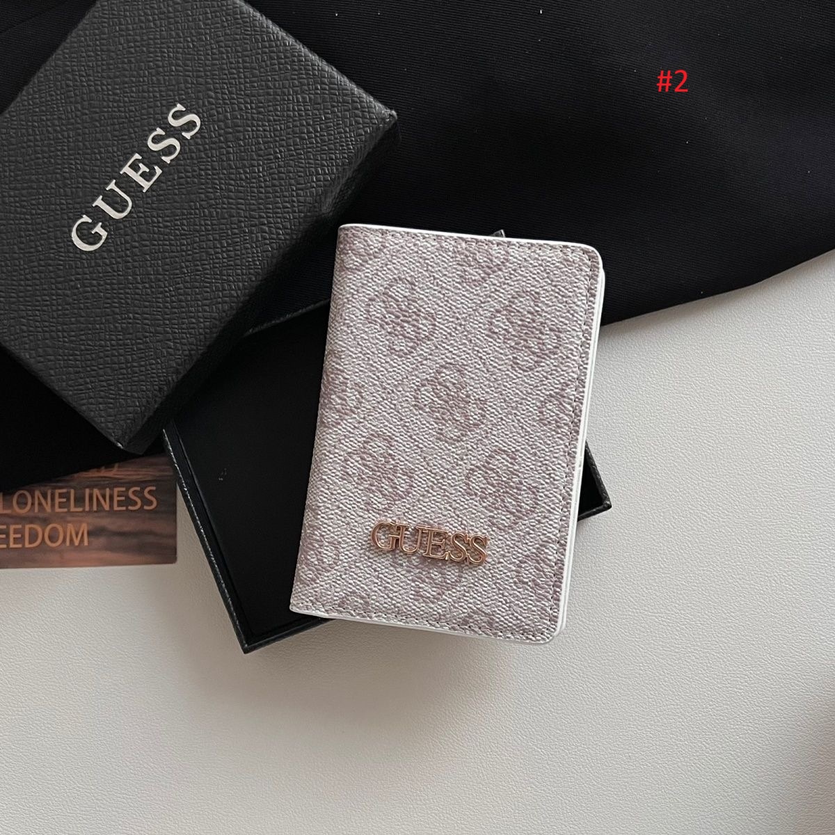 כיסוי דרכון מעוצב של GUESS עם מונוגרם – תמונה 3