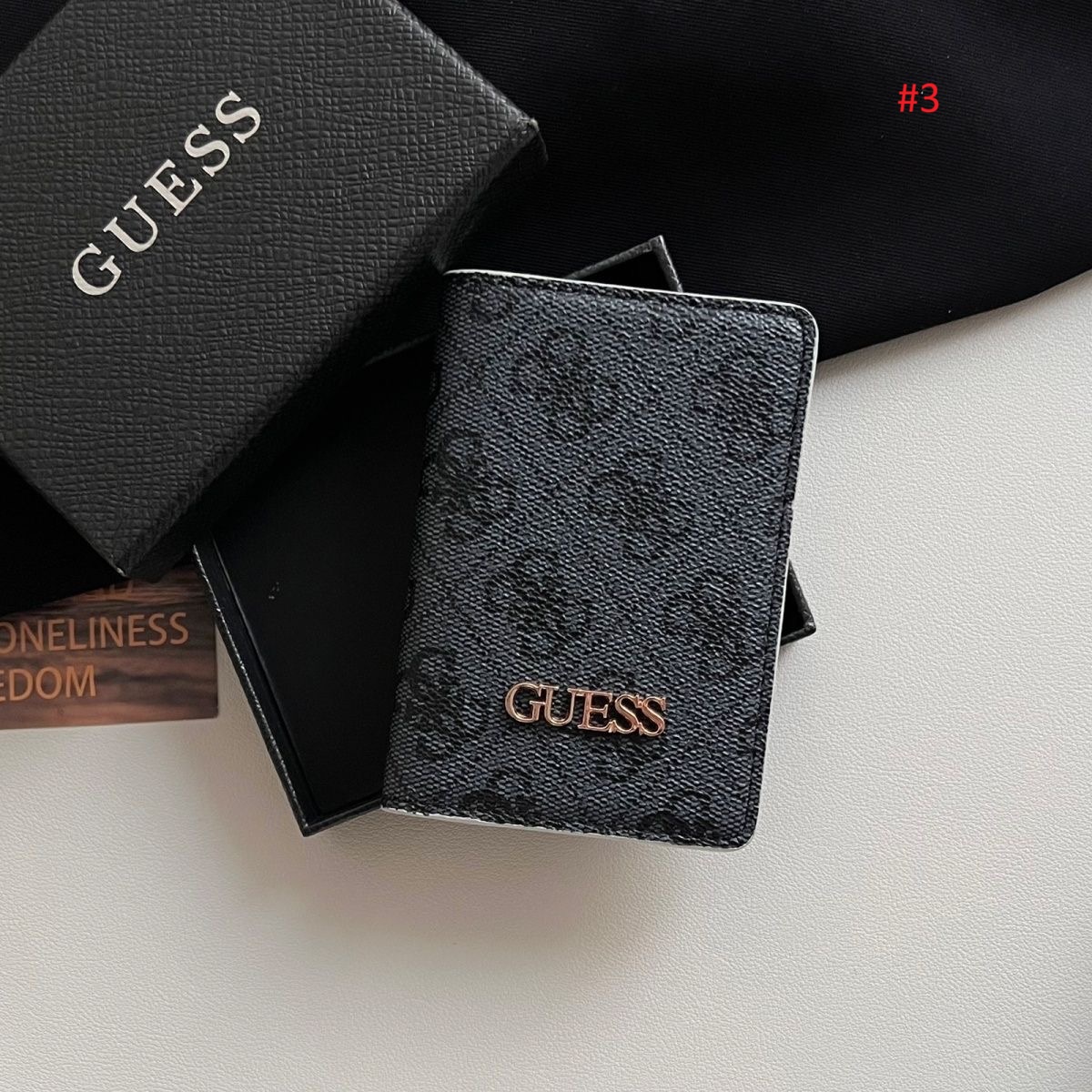 כיסוי דרכון מעוצב של GUESS עם מונוגרם – תמונה 4