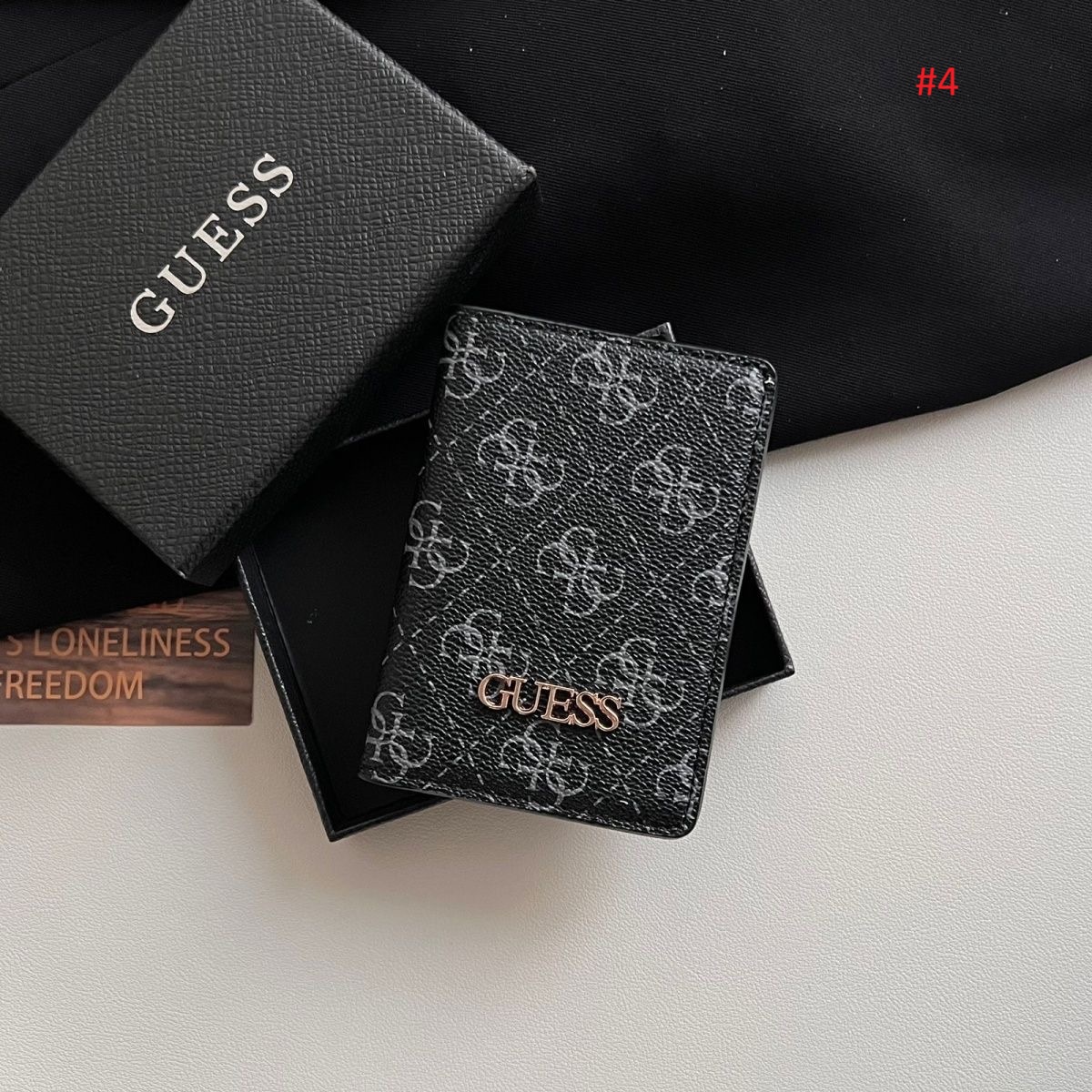 כיסוי דרכון מעוצב של GUESS עם מונוגרם – תמונה 5