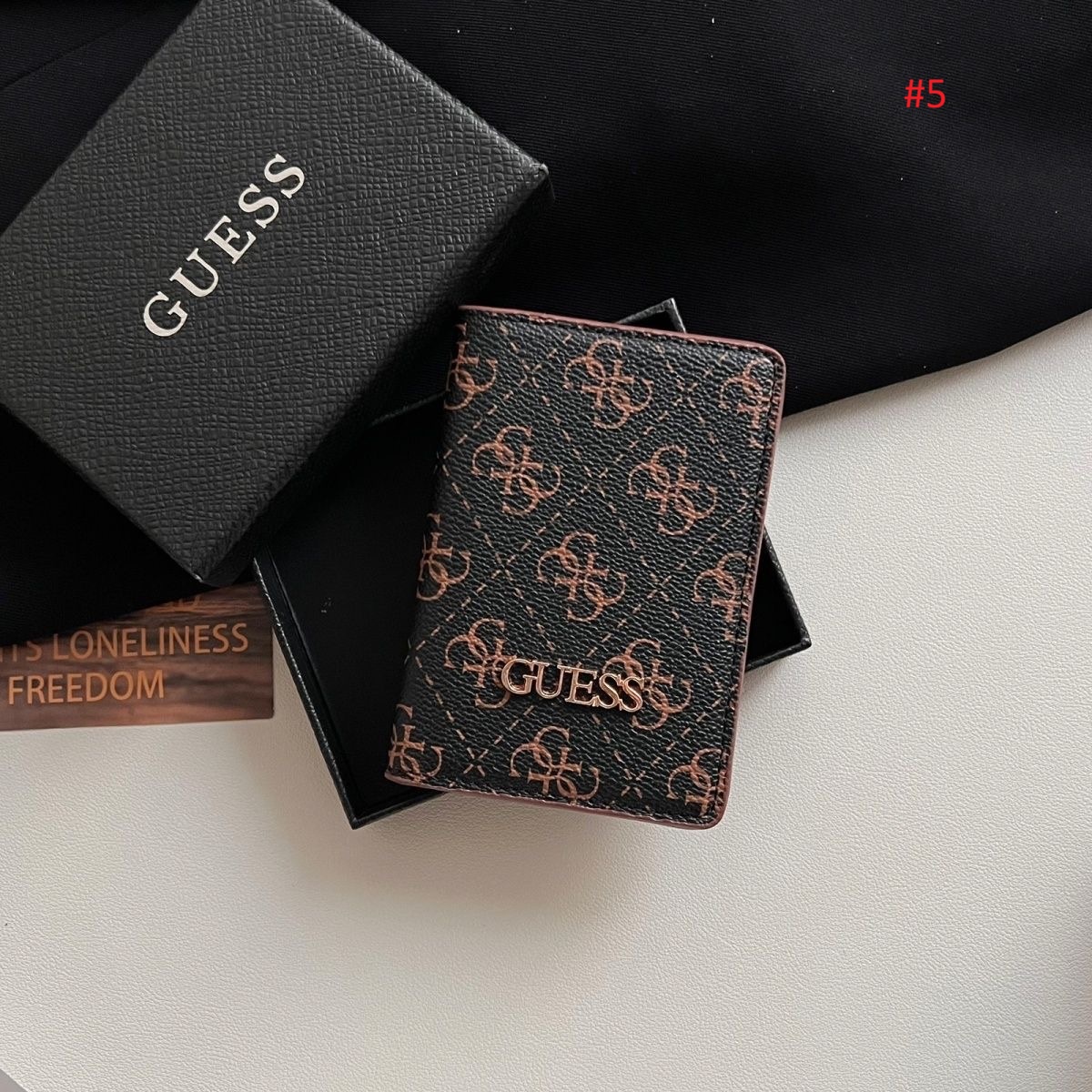 כיסוי דרכון מעוצב של GUESS עם מונוגרם – תמונה 6