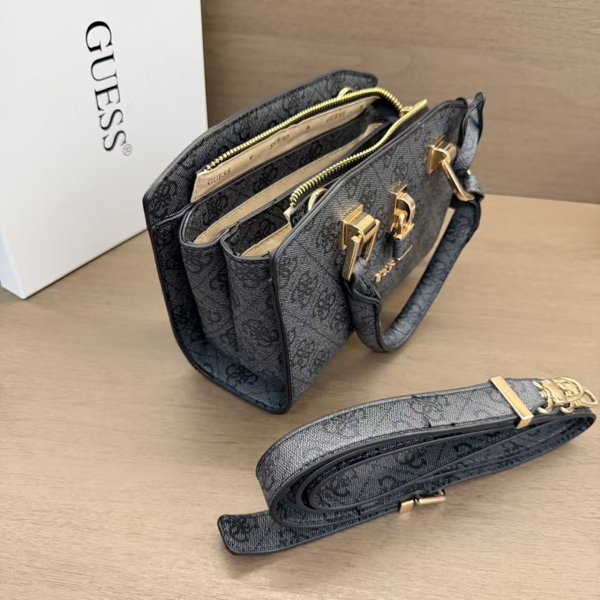 תיק יד קרוסבודי קטן לנשים Guess בעיצוב קשיח – תמונה 9
