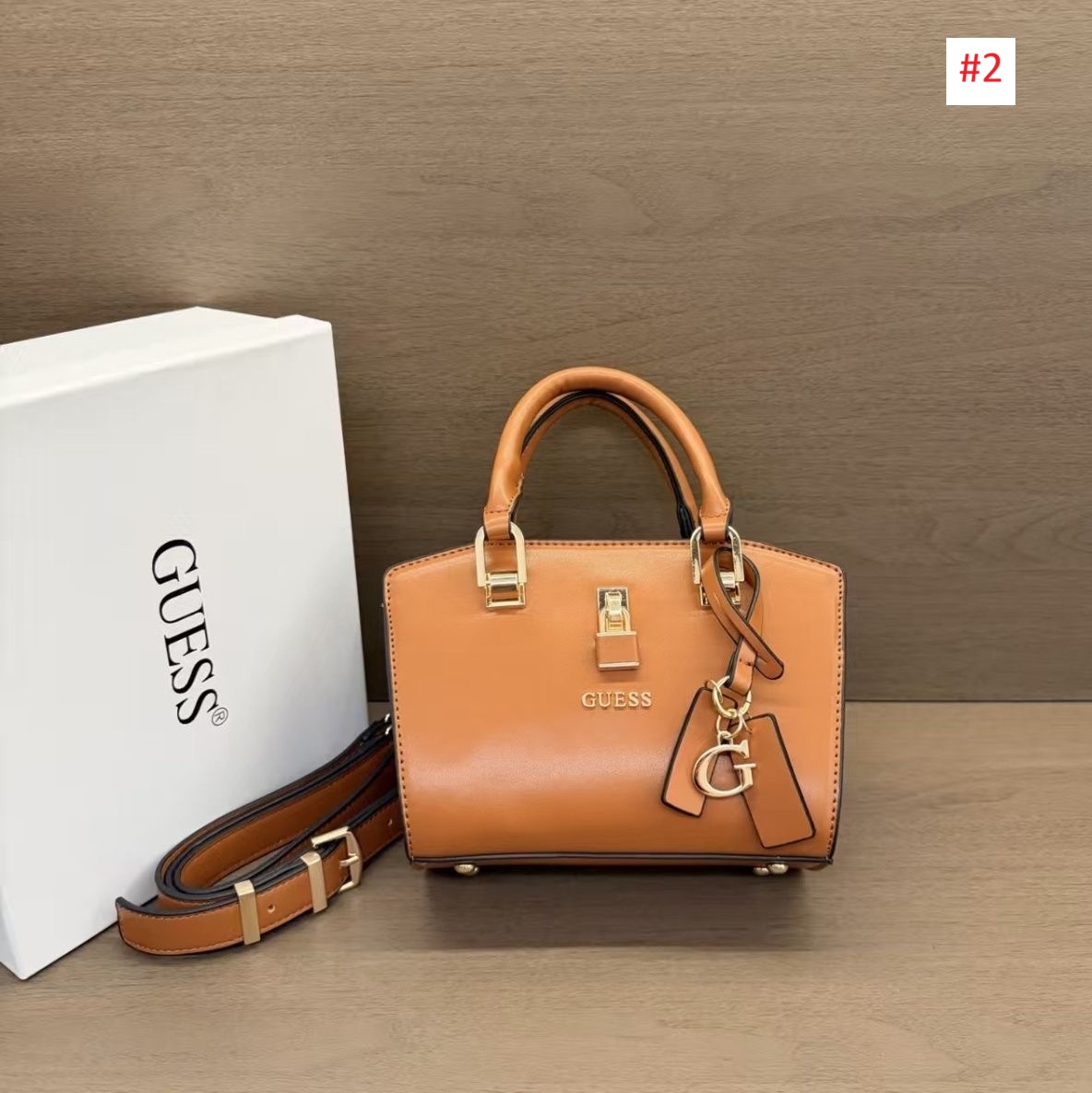 תיק יד קרוסבודי קטן לנשים Guess בעיצוב קשיח – תמונה 3