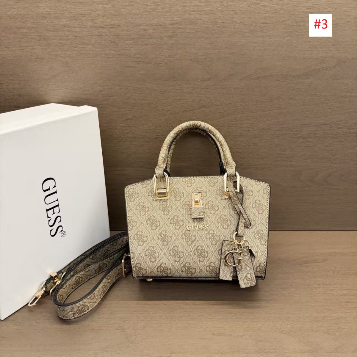 תיק יד קרוסבודי קטן לנשים Guess בעיצוב קשיח – תמונה 4