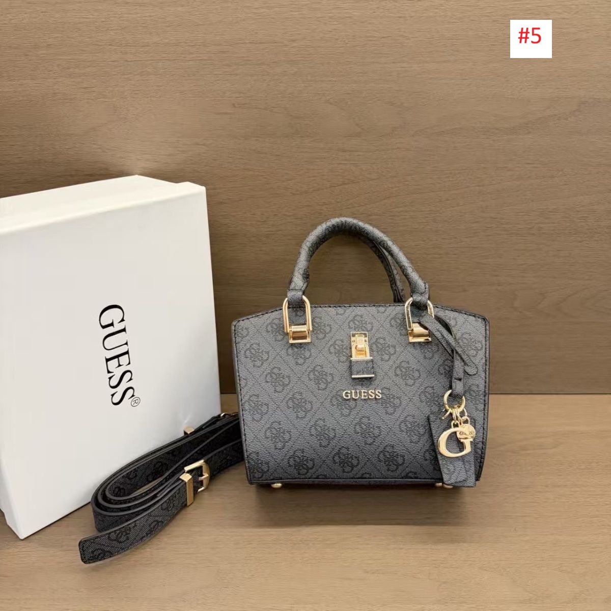 תיק יד קרוסבודי קטן לנשים Guess בעיצוב קשיח – תמונה 6