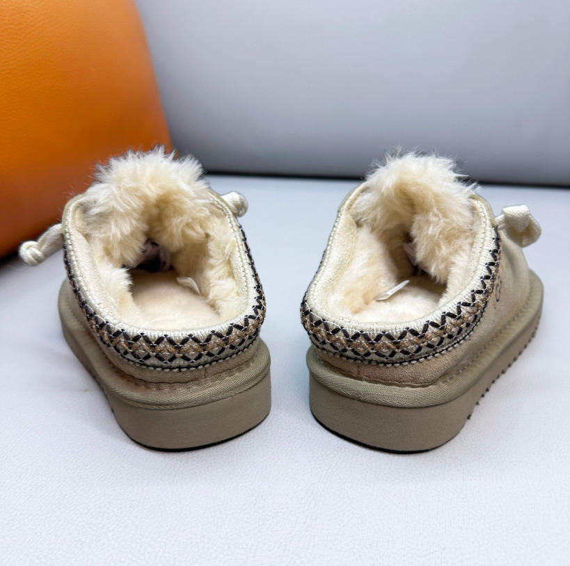 UGG נעלי בית מוקסין עם פרווה ושרוכים – תמונה 9