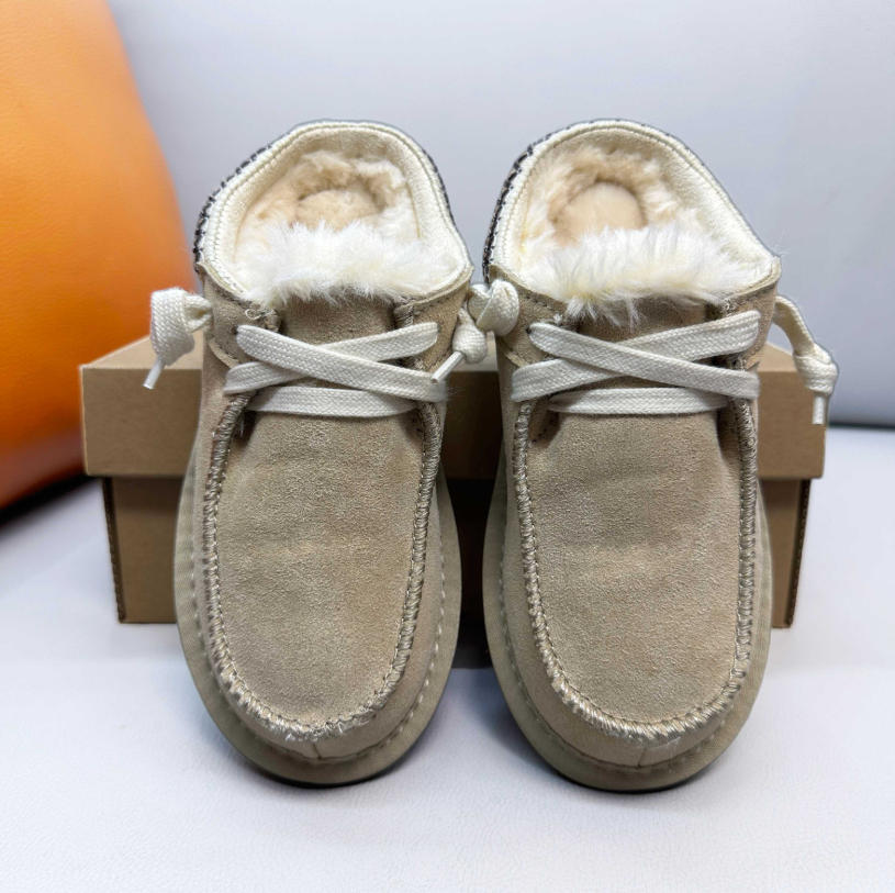 UGG נעלי בית מוקסין עם פרווה ושרוכים – תמונה 7