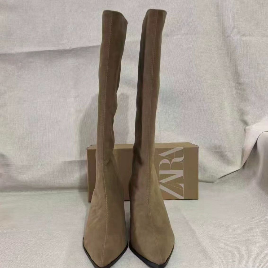 ZARA מגפי ברך לנשים במראה זמש שפיץ – תמונה 2