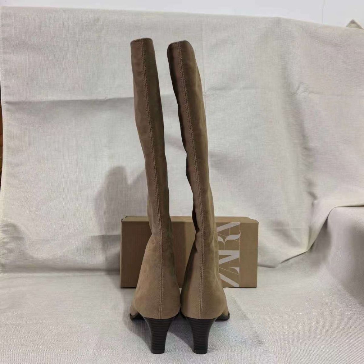ZARA מגפי ברך לנשים במראה זמש שפיץ – תמונה 3