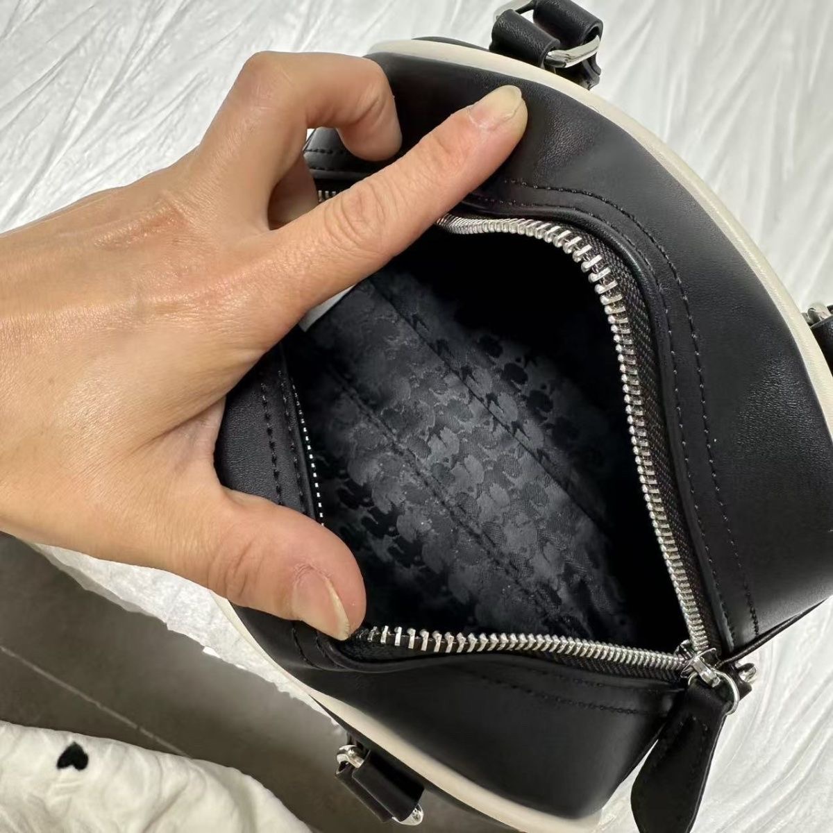 Karl Lagerfeld Jeans תיק קרוסבדי בואולינג לוגו – תמונה 6