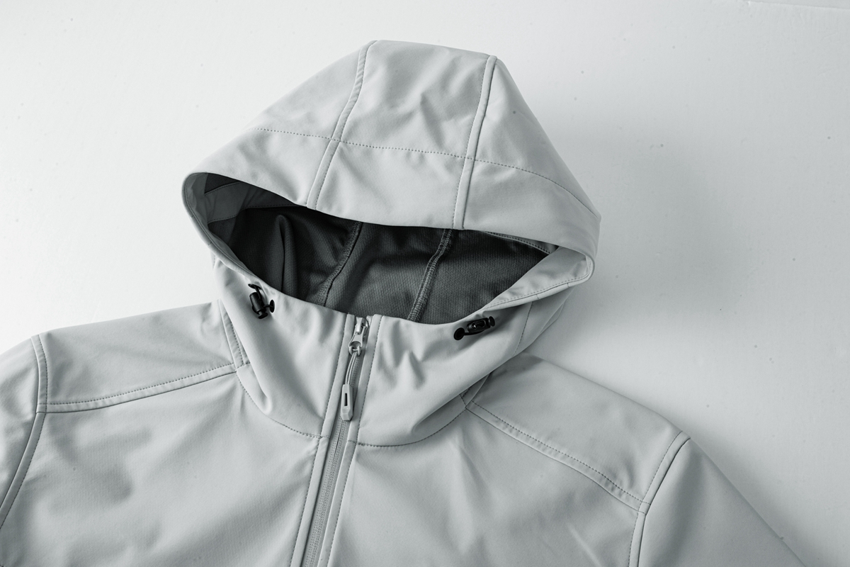 The North Face מעיל סופטשל עם כובע – תמונה 9